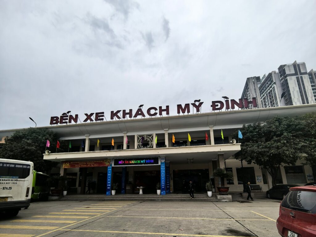 Mặt trước bến xe khách Mỹ Đình, Hà Nội