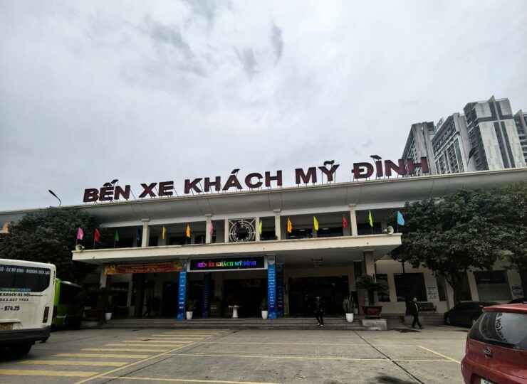 Mặt trước bến xe khách Mỹ Đình, Hà Nội