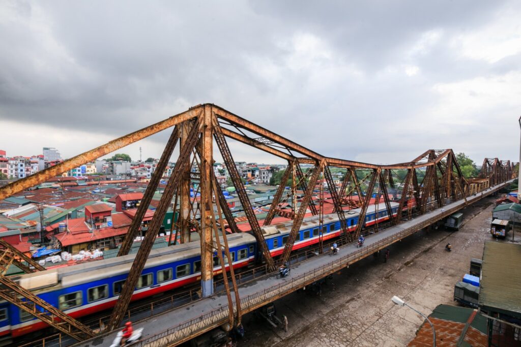 Tàu hoả chạy qua cầu Long Biên, Hà Nội