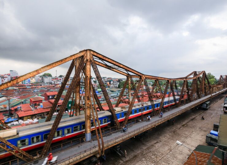 Tàu hoả chạy qua cầu Long Biên, Hà Nội