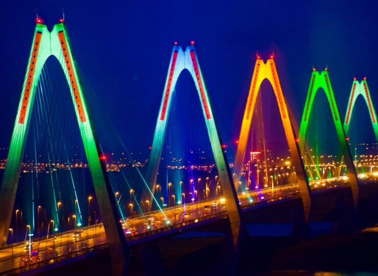 Cầu Nhật Tân thắp đèn nhiều màu ban đêm
