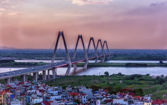 Cầu Nhật Tân nhìn từ trên cao lúc hoàng hôn