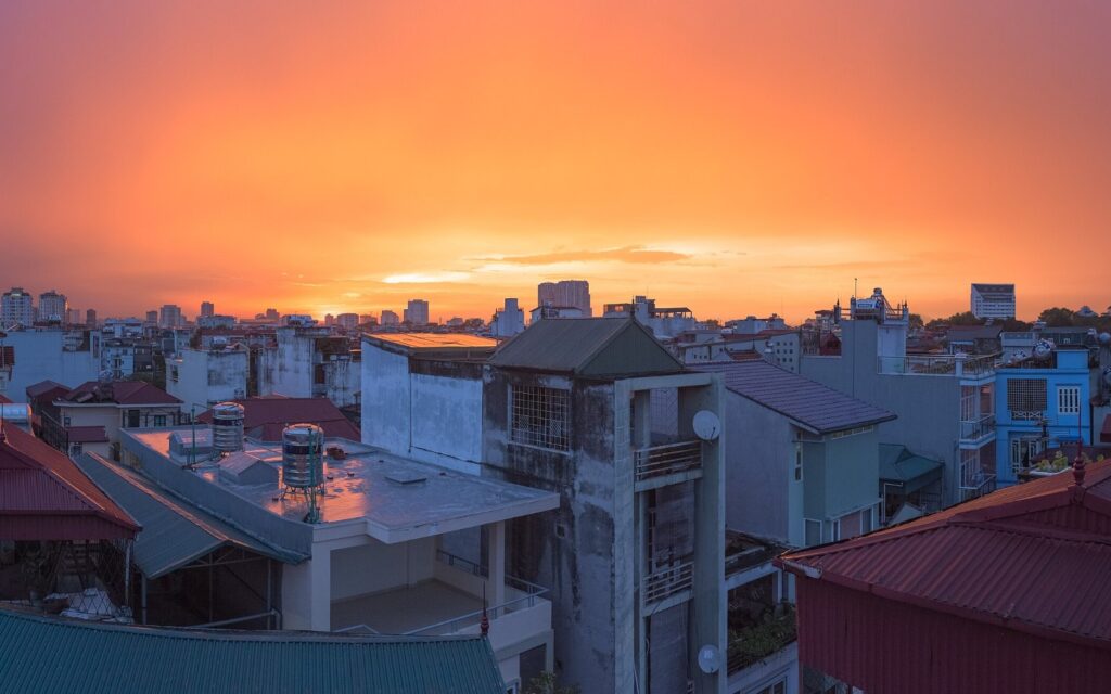 Hoàng hôn trên các mái nhà Hà Nội sau cơn mưa
