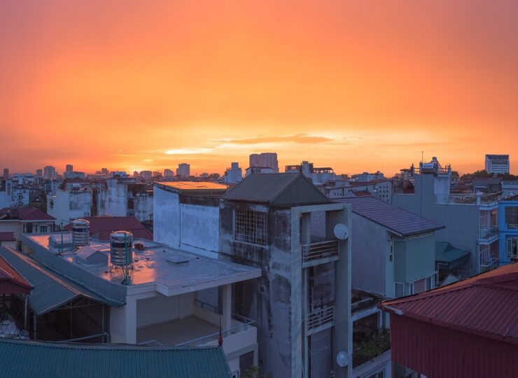 Hoàng hôn trên các mái nhà Hà Nội sau cơn mưa