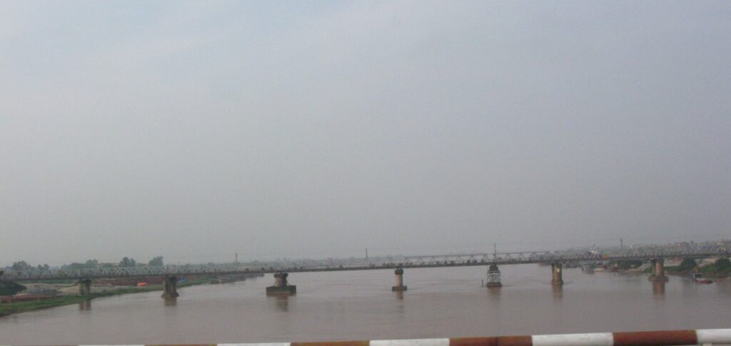 Sông Thái Bình nhìn từ cầu Phú Lương