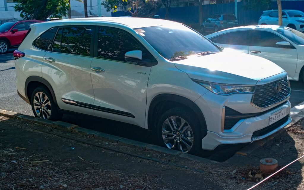 Xe Toyota Innova 7 chỗ màu trắng