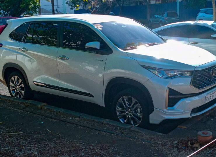 Xe Toyota Innova 7 chỗ màu trắng