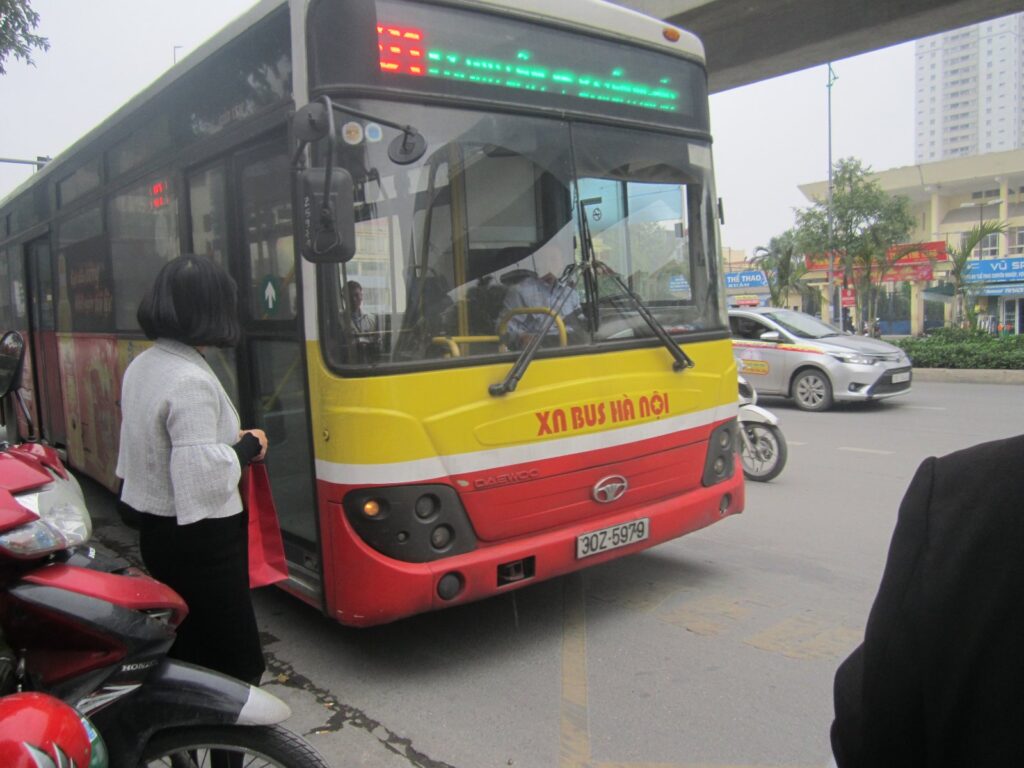 Xe buýt trên phố Hà Đông