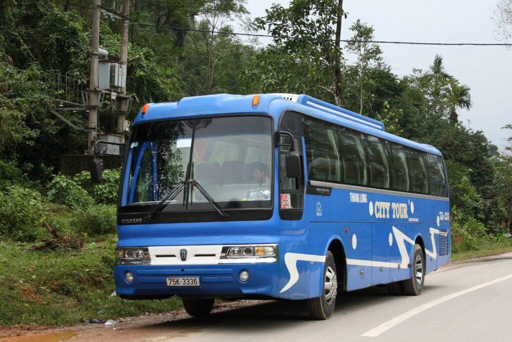Xe khách Thaco Hyundai 29 chỗ màu xanh